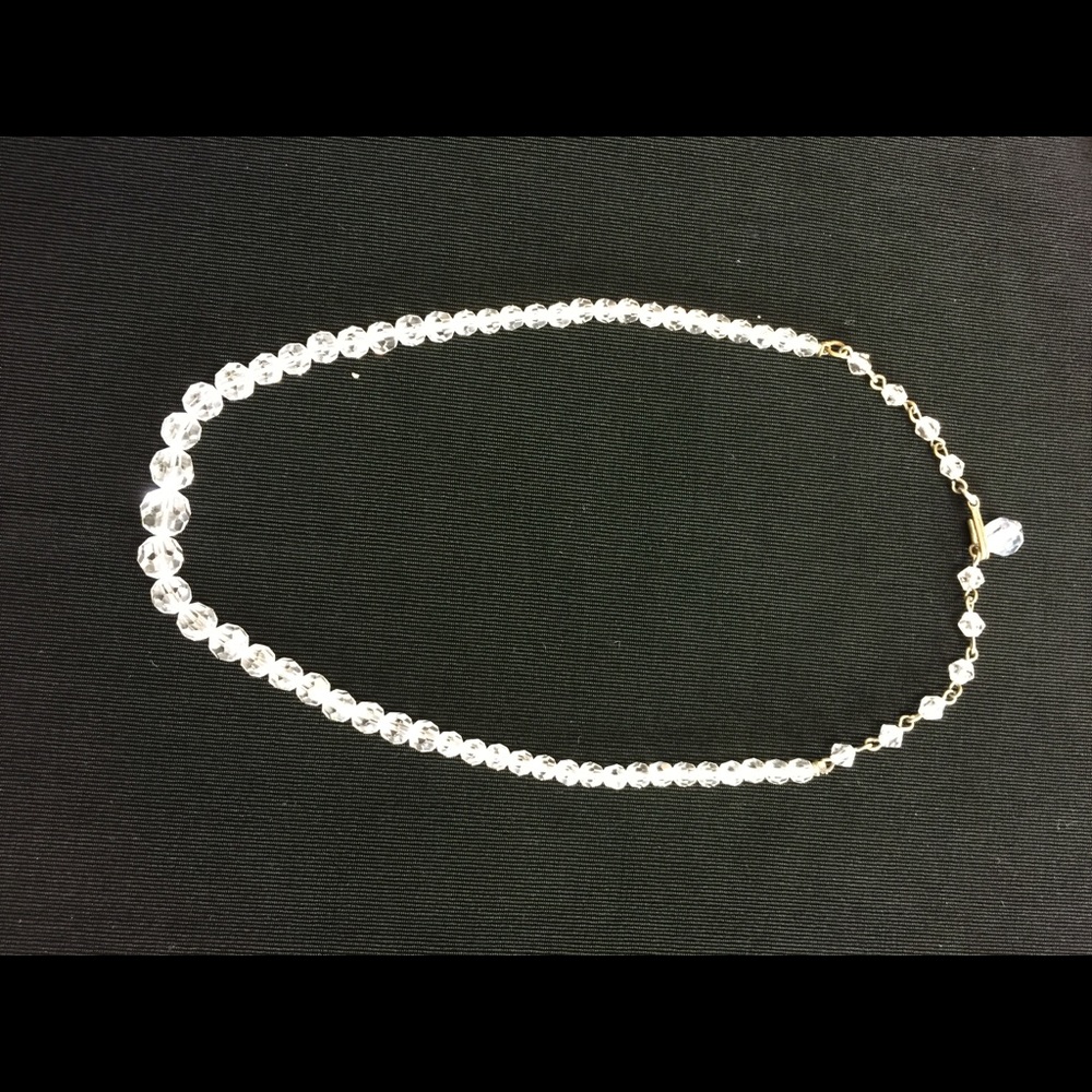Clear Chrystal like necklace. Good condition.